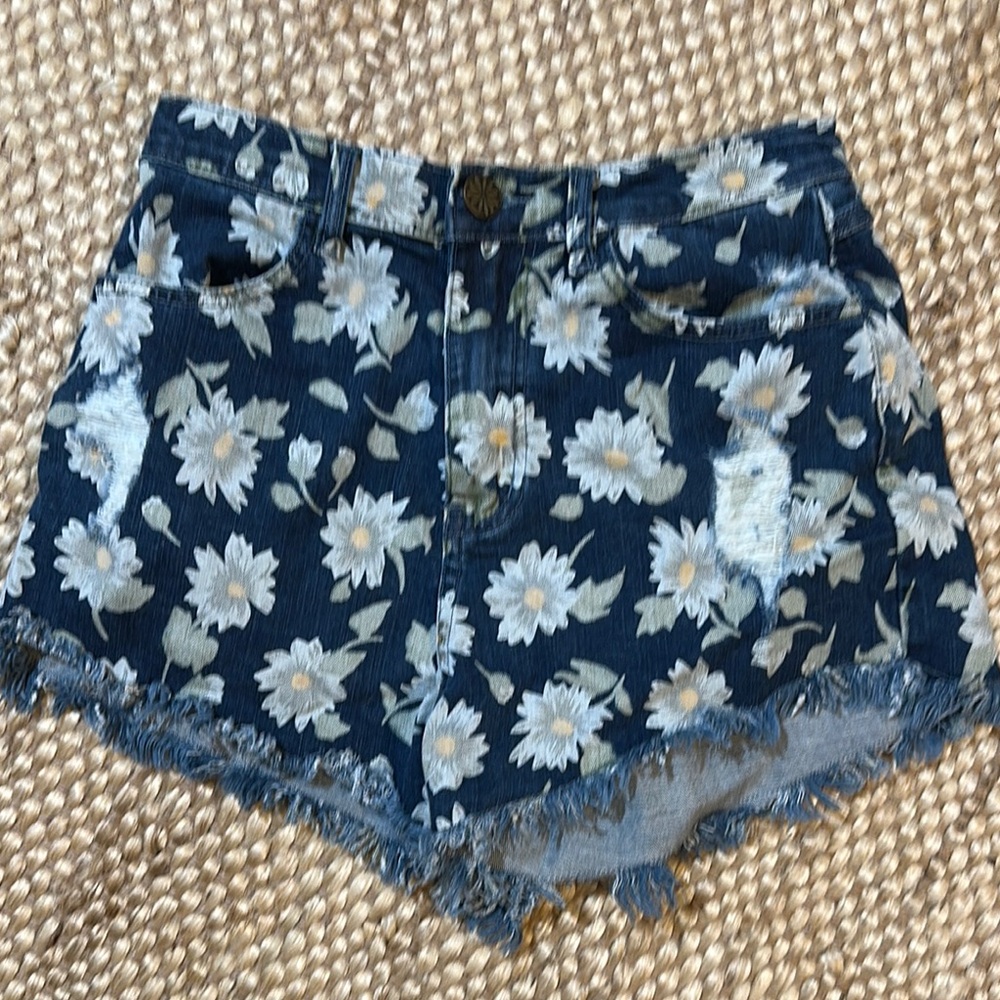 MUMU Highwaisted floral Jean shorts!!! EUC
